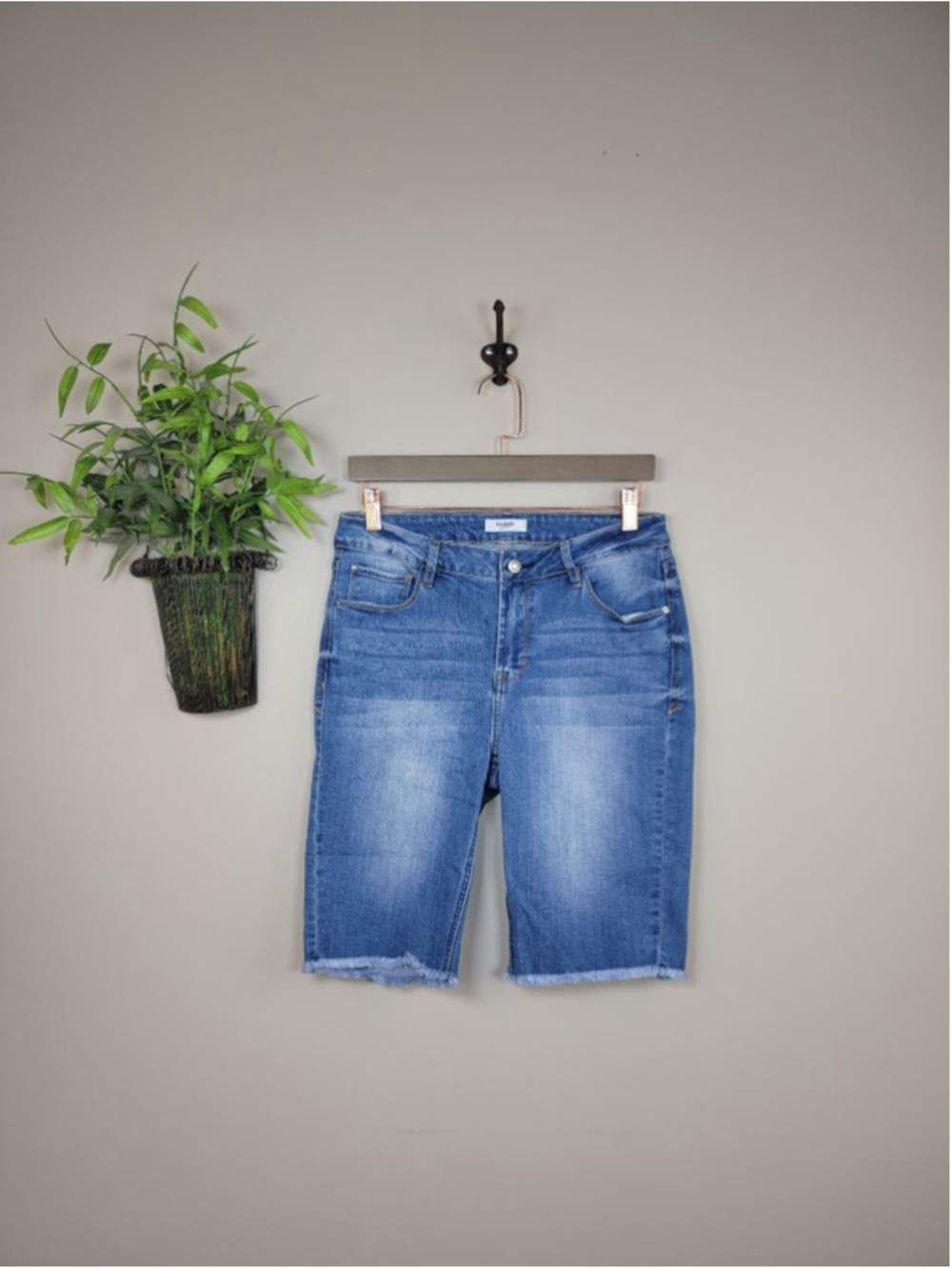 Kensie 8 Bermuda Mid Rise Jean Shorts Medium Blue Wash Frayed Raw Hem Stretch